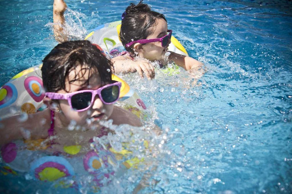 deux petites filles jouant dans l'eau avec des lunettes