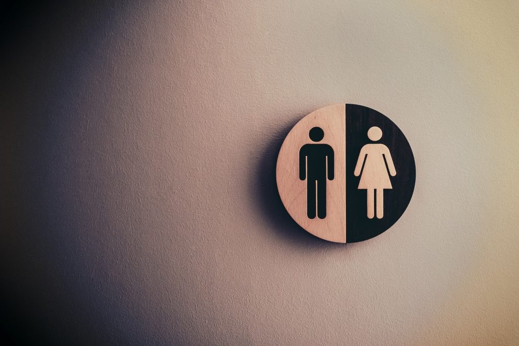 Une pancarte de salle de bain avec un homme et une femme dessus.