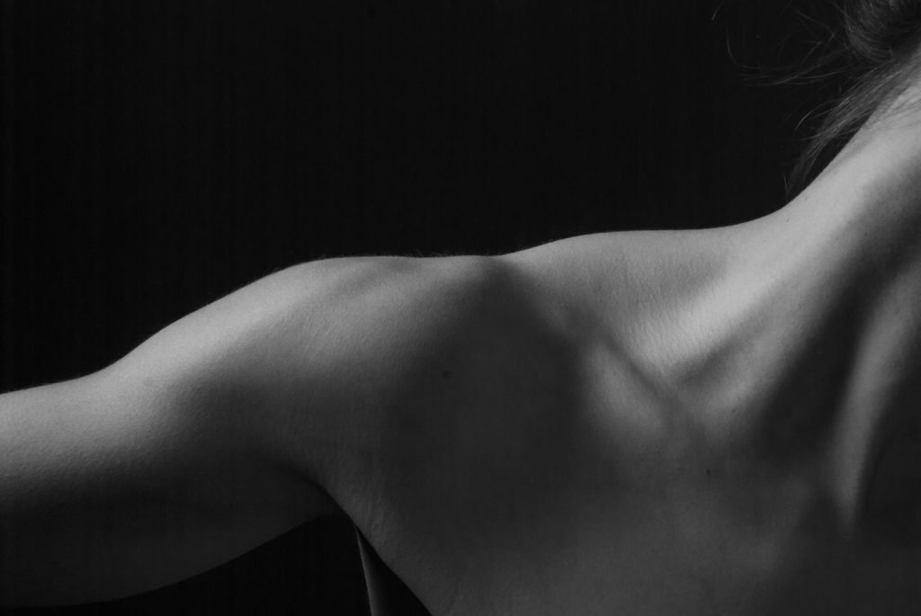 Une photo en noir et blanc du cou d’une femme.