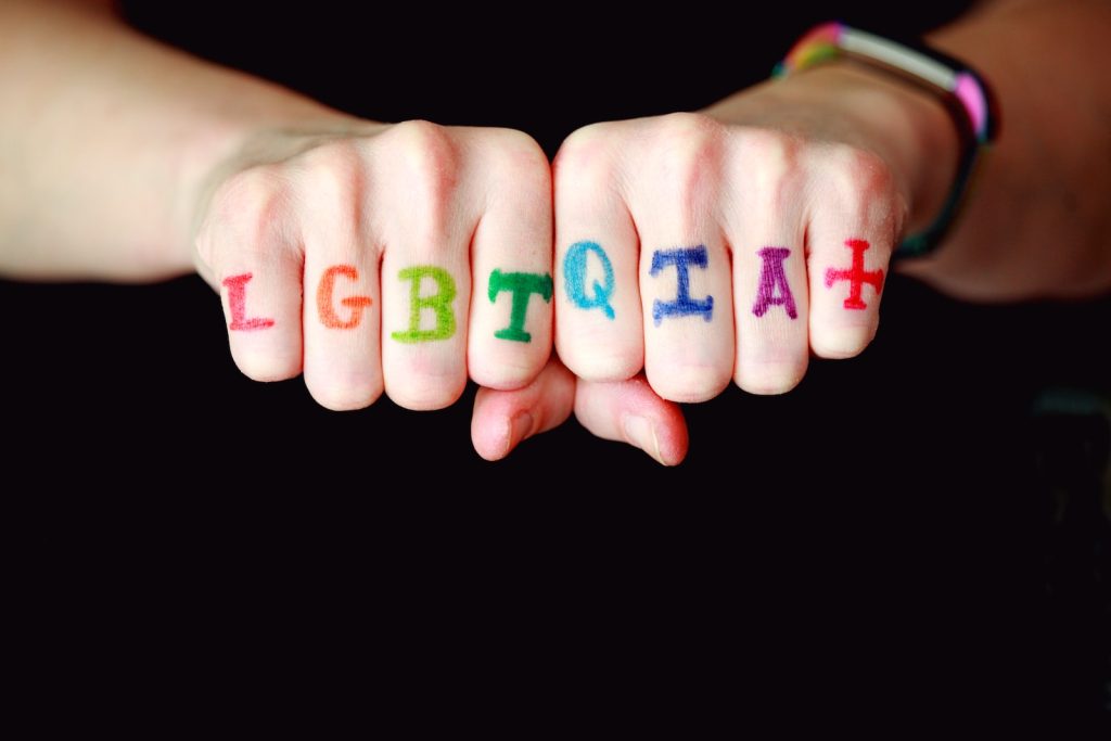La main d'une femme avec le mot lgbtqq écrit dessus.