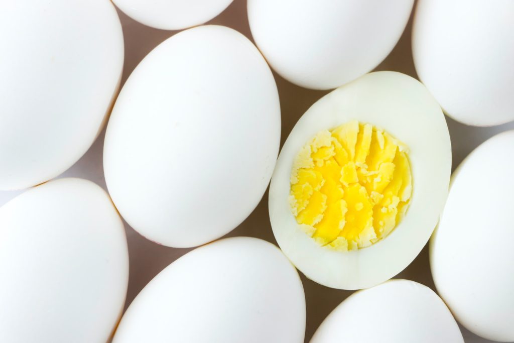 Un groupe d’œufs blancs avec un trou au milieu.