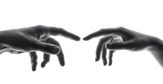 Deux mains se tendant l'une vers l'autre sur un fond blanc.